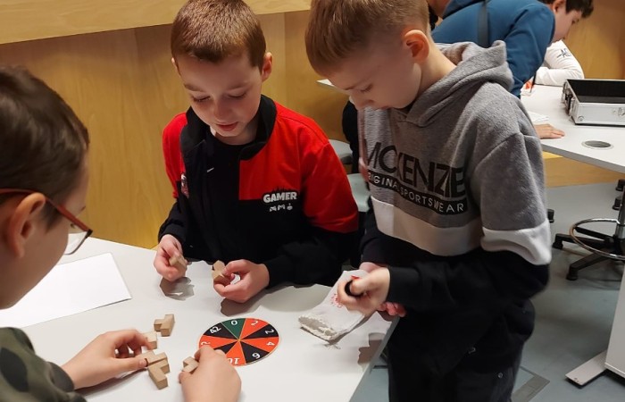 Dnia 26 kwietnia Klasy 6 a i 6 b pojechały na wycieczkę do Trójmiasta. Najpierw odwiedziliśmy wietrzną Gdynię, gdzie mieliśmy zajęcia w Centrum Nauki Eksperyment. Klasa 6a uczestniczyła w lekcji - kryptonim eksperyment, gdzie uczyli się szyfrowania. Natomiast klasa 6 b brała udział w lekcji poświęconej mikrobiologii. Oglądaliśmy różne eksponaty przez mikroskop. Obie lekcje bardzo się podobały. Potem ruszyliśmy na Starówkę w Gdańsku. Odwiedziliśmy Neptuna i spacerowaliśmy po uliczkach Starego Miasta. Ostatnim punktem wycieczki było Muzeum Iluzji De Ja Vu. Jest to miejsce iluzji, złudzeń optycznych i sztuki cyfrowej. Udało nam się zrobić bardzo ciekawe zdjęcia.