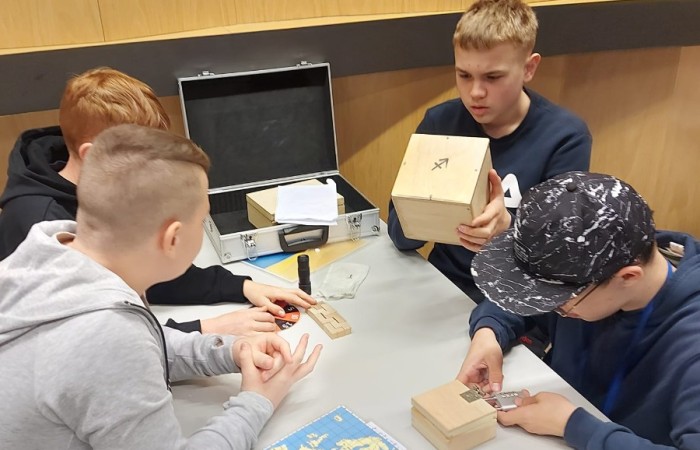 Dnia 26 kwietnia Klasy 6 a i 6 b pojechały na wycieczkę do Trójmiasta. Najpierw odwiedziliśmy wietrzną Gdynię, gdzie mieliśmy zajęcia w Centrum Nauki Eksperyment. Klasa 6a uczestniczyła w lekcji - kryptonim eksperyment, gdzie uczyli się szyfrowania. Natomiast klasa 6 b brała udział w lekcji poświęconej mikrobiologii. Oglądaliśmy różne eksponaty przez mikroskop. Obie lekcje bardzo się podobały. Potem ruszyliśmy na Starówkę w Gdańsku. Odwiedziliśmy Neptuna i spacerowaliśmy po uliczkach Starego Miasta. Ostatnim punktem wycieczki było Muzeum Iluzji De Ja Vu. Jest to miejsce iluzji, złudzeń optycznych i sztuki cyfrowej. Udało nam się zrobić bardzo ciekawe zdjęcia.