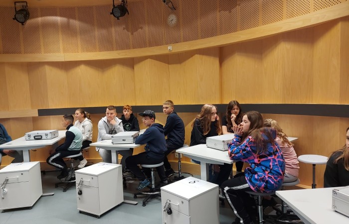 Dnia 26 kwietnia Klasy 6 a i 6 b pojechały na wycieczkę do Trójmiasta. Najpierw odwiedziliśmy wietrzną Gdynię, gdzie mieliśmy zajęcia w Centrum Nauki Eksperyment. Klasa 6a uczestniczyła w lekcji - kryptonim eksperyment, gdzie uczyli się szyfrowania. Natomiast klasa 6 b brała udział w lekcji poświęconej mikrobiologii. Oglądaliśmy różne eksponaty przez mikroskop. Obie lekcje bardzo się podobały. Potem ruszyliśmy na Starówkę w Gdańsku. Odwiedziliśmy Neptuna i spacerowaliśmy po uliczkach Starego Miasta. Ostatnim punktem wycieczki było Muzeum Iluzji De Ja Vu. Jest to miejsce iluzji, złudzeń optycznych i sztuki cyfrowej. Udało nam się zrobić bardzo ciekawe zdjęcia.