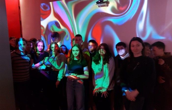 Dnia 26 kwietnia Klasy 6 a i 6 b pojechały na wycieczkę do Trójmiasta. Najpierw odwiedziliśmy wietrzną Gdynię, gdzie mieliśmy zajęcia w Centrum Nauki Eksperyment. Klasa 6a uczestniczyła w lekcji - kryptonim eksperyment, gdzie uczyli się szyfrowania. Natomiast klasa 6 b brała udział w lekcji poświęconej mikrobiologii. Oglądaliśmy różne eksponaty przez mikroskop. Obie lekcje bardzo się podobały. Potem ruszyliśmy na Starówkę w Gdańsku. Odwiedziliśmy Neptuna i spacerowaliśmy po uliczkach Starego Miasta. Ostatnim punktem wycieczki było Muzeum Iluzji De Ja Vu. Jest to miejsce iluzji, złudzeń optycznych i sztuki cyfrowej. Udało nam się zrobić bardzo ciekawe zdjęcia.