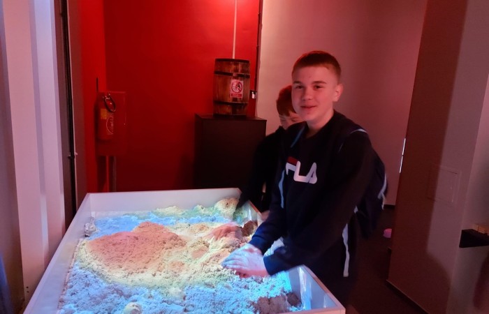 Dnia 26 kwietnia Klasy 6 a i 6 b pojechały na wycieczkę do Trójmiasta. Najpierw odwiedziliśmy wietrzną Gdynię, gdzie mieliśmy zajęcia w Centrum Nauki Eksperyment. Klasa 6a uczestniczyła w lekcji - kryptonim eksperyment, gdzie uczyli się szyfrowania. Natomiast klasa 6 b brała udział w lekcji poświęconej mikrobiologii. Oglądaliśmy różne eksponaty przez mikroskop. Obie lekcje bardzo się podobały. Potem ruszyliśmy na Starówkę w Gdańsku. Odwiedziliśmy Neptuna i spacerowaliśmy po uliczkach Starego Miasta. Ostatnim punktem wycieczki było Muzeum Iluzji De Ja Vu. Jest to miejsce iluzji, złudzeń optycznych i sztuki cyfrowej. Udało nam się zrobić bardzo ciekawe zdjęcia.