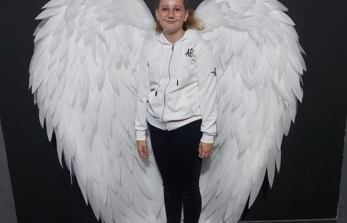 Dnia 26 kwietnia Klasy 6 a i 6 b pojechały na wycieczkę do Trójmiasta. Najpierw odwiedziliśmy wietrzną Gdynię, gdzie mieliśmy zajęcia w Centrum Nauki Eksperyment. Klasa 6a uczestniczyła w lekcji - kryptonim eksperyment, gdzie uczyli się szyfrowania. Natomiast klasa 6 b brała udział w lekcji poświęconej mikrobiologii. Oglądaliśmy różne eksponaty przez mikroskop. Obie lekcje bardzo się podobały. Potem ruszyliśmy na Starówkę w Gdańsku. Odwiedziliśmy Neptuna i spacerowaliśmy po uliczkach Starego Miasta. Ostatnim punktem wycieczki było Muzeum Iluzji De Ja Vu. Jest to miejsce iluzji, złudzeń optycznych i sztuki cyfrowej. Udało nam się zrobić bardzo ciekawe zdjęcia.