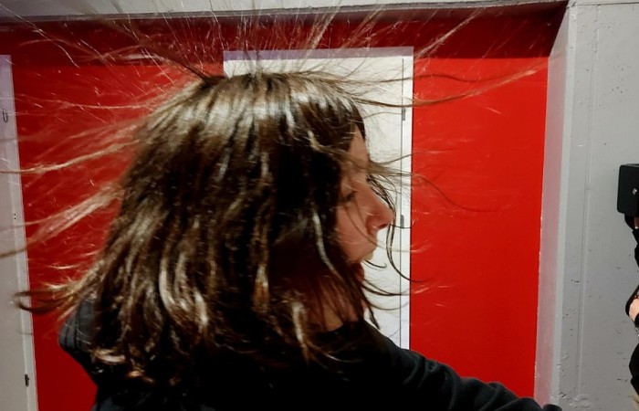 Dnia 26 kwietnia Klasy 6 a i 6 b pojechały na wycieczkę do Trójmiasta. Najpierw odwiedziliśmy wietrzną Gdynię, gdzie mieliśmy zajęcia w Centrum Nauki Eksperyment. Klasa 6a uczestniczyła w lekcji - kryptonim eksperyment, gdzie uczyli się szyfrowania. Natomiast klasa 6 b brała udział w lekcji poświęconej mikrobiologii. Oglądaliśmy różne eksponaty przez mikroskop. Obie lekcje bardzo się podobały. Potem ruszyliśmy na Starówkę w Gdańsku. Odwiedziliśmy Neptuna i spacerowaliśmy po uliczkach Starego Miasta. Ostatnim punktem wycieczki było Muzeum Iluzji De Ja Vu. Jest to miejsce iluzji, złudzeń optycznych i sztuki cyfrowej. Udało nam się zrobić bardzo ciekawe zdjęcia.