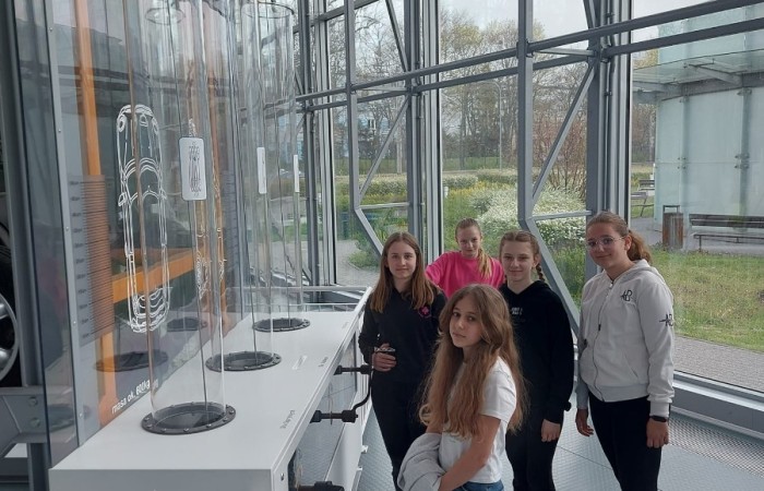 Dnia 26 kwietnia Klasy 6 a i 6 b pojechały na wycieczkę do Trójmiasta. Najpierw odwiedziliśmy wietrzną Gdynię, gdzie mieliśmy zajęcia w Centrum Nauki Eksperyment. Klasa 6a uczestniczyła w lekcji - kryptonim eksperyment, gdzie uczyli się szyfrowania. Natomiast klasa 6 b brała udział w lekcji poświęconej mikrobiologii. Oglądaliśmy różne eksponaty przez mikroskop. Obie lekcje bardzo się podobały. Potem ruszyliśmy na Starówkę w Gdańsku. Odwiedziliśmy Neptuna i spacerowaliśmy po uliczkach Starego Miasta. Ostatnim punktem wycieczki było Muzeum Iluzji De Ja Vu. Jest to miejsce iluzji, złudzeń optycznych i sztuki cyfrowej. Udało nam się zrobić bardzo ciekawe zdjęcia.