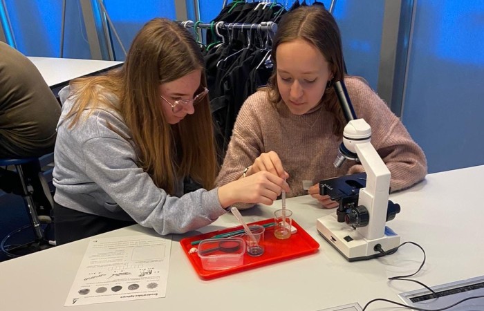 Dnia 26 kwietnia Klasy 6 a i 6 b pojechały na wycieczkę do Trójmiasta. Najpierw odwiedziliśmy wietrzną Gdynię, gdzie mieliśmy zajęcia w Centrum Nauki Eksperyment. Klasa 6a uczestniczyła w lekcji - kryptonim eksperyment, gdzie uczyli się szyfrowania. Natomiast klasa 6 b brała udział w lekcji poświęconej mikrobiologii. Oglądaliśmy różne eksponaty przez mikroskop. Obie lekcje bardzo się podobały. Potem ruszyliśmy na Starówkę w Gdańsku. Odwiedziliśmy Neptuna i spacerowaliśmy po uliczkach Starego Miasta. Ostatnim punktem wycieczki było Muzeum Iluzji De Ja Vu. Jest to miejsce iluzji, złudzeń optycznych i sztuki cyfrowej. Udało nam się zrobić bardzo ciekawe zdjęcia.