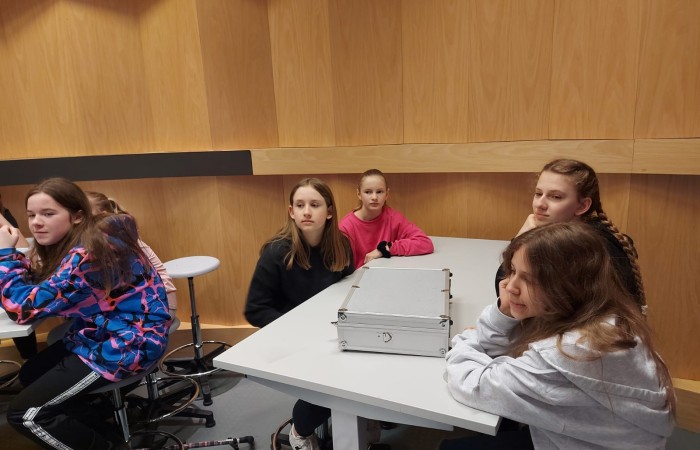 Dnia 26 kwietnia Klasy 6 a i 6 b pojechały na wycieczkę do Trójmiasta. Najpierw odwiedziliśmy wietrzną Gdynię, gdzie mieliśmy zajęcia w Centrum Nauki Eksperyment. Klasa 6a uczestniczyła w lekcji - kryptonim eksperyment, gdzie uczyli się szyfrowania. Natomiast klasa 6 b brała udział w lekcji poświęconej mikrobiologii. Oglądaliśmy różne eksponaty przez mikroskop. Obie lekcje bardzo się podobały. Potem ruszyliśmy na Starówkę w Gdańsku. Odwiedziliśmy Neptuna i spacerowaliśmy po uliczkach Starego Miasta. Ostatnim punktem wycieczki było Muzeum Iluzji De Ja Vu. Jest to miejsce iluzji, złudzeń optycznych i sztuki cyfrowej. Udało nam się zrobić bardzo ciekawe zdjęcia.