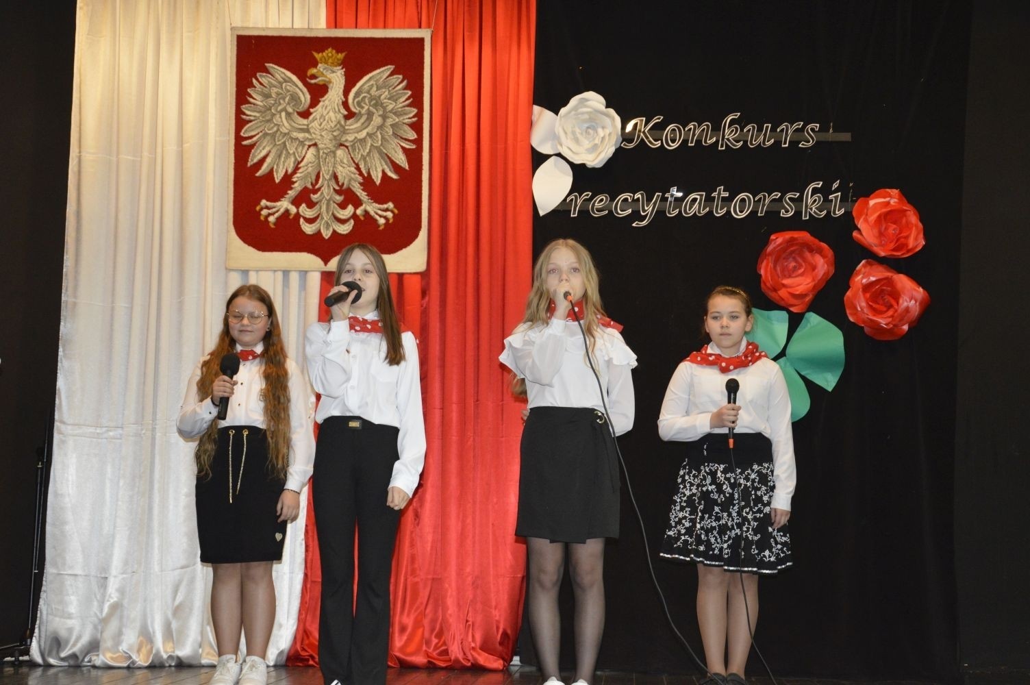 Konkurs rozpoczął występ zdolnych i uroczych dziewczynek z klasy czwartej, które pod kierunkiem p. Iwony Matukiewicz przygotowały na ten dzień poezję śpiewaną znanej polskiej wokalistki Sannah 