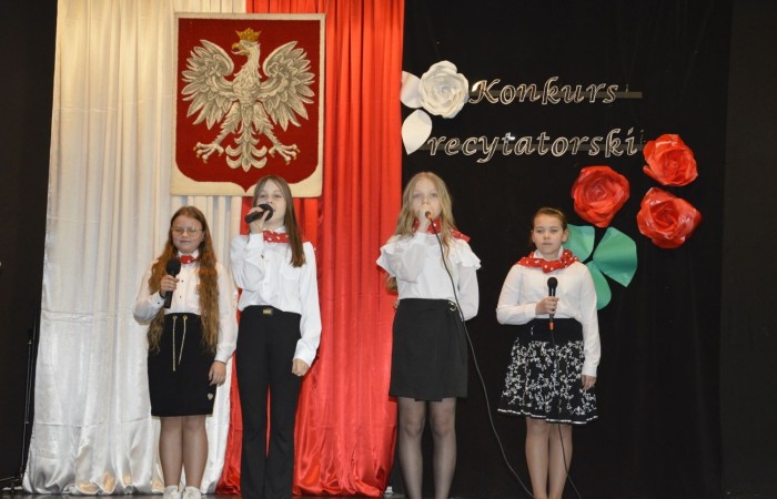 Konkurs rozpoczął występ zdolnych i uroczych dziewczynek z klasy czwartej, które pod kierunkiem p. Iwony Matukiewicz przygotowały na ten dzień poezję śpiewaną znanej polskiej wokalistki Sannah 