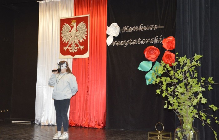 Konkurs rozpoczął występ zdolnych i uroczych dziewczynek z klasy czwartej, które pod kierunkiem p. Iwony Matukiewicz przygotowały na ten dzień poezję śpiewaną znanej polskiej wokalistki Sannah ,,Nic dwa razy się nie zdarza”.

Następnie, na tle przygotowanej przez p. Iwonę Matukiewicz scenografii, ze sceny popłynęły dziecięce wiersze Jana Brzechwy w wykonaniu najmłodszych recytatorów z klas IV. Uczniowie klas V zaprezentowali bajki Ignacego Krasickiego, natomiast uczniowie klas VI recytowali fraszki Jana Kochanowskiego. Klasy VII przypomniały wszystkim widzom utwory A. Mickiewicza oraz Cypriana Norwida. Najstarsi uczestnicy konkursu wygłosili z pamięci fragmenty ,,Pana Tadeusza” Adama Mickiewicza.