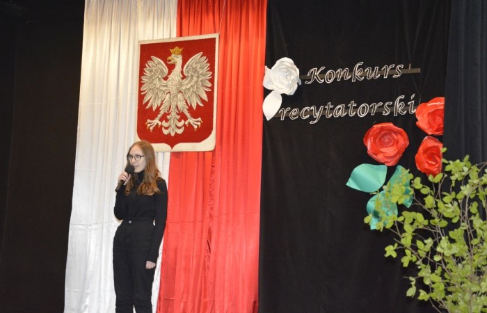 Konkurs rozpoczął występ zdolnych i uroczych dziewczynek z klasy czwartej, które pod kierunkiem p. Iwony Matukiewicz przygotowały na ten dzień poezję śpiewaną znanej polskiej wokalistki Sannah ,,Nic dwa razy się nie zdarza”.

Następnie, na tle przygotowanej przez p. Iwonę Matukiewicz scenografii, ze sceny popłynęły dziecięce wiersze Jana Brzechwy w wykonaniu najmłodszych recytatorów z klas IV. Uczniowie klas V zaprezentowali bajki Ignacego Krasickiego, natomiast uczniowie klas VI recytowali fraszki Jana Kochanowskiego. Klasy VII przypomniały wszystkim widzom utwory A. Mickiewicza oraz Cypriana Norwida. Najstarsi uczestnicy konkursu wygłosili z pamięci fragmenty ,,Pana Tadeusza” Adama Mickiewicza.