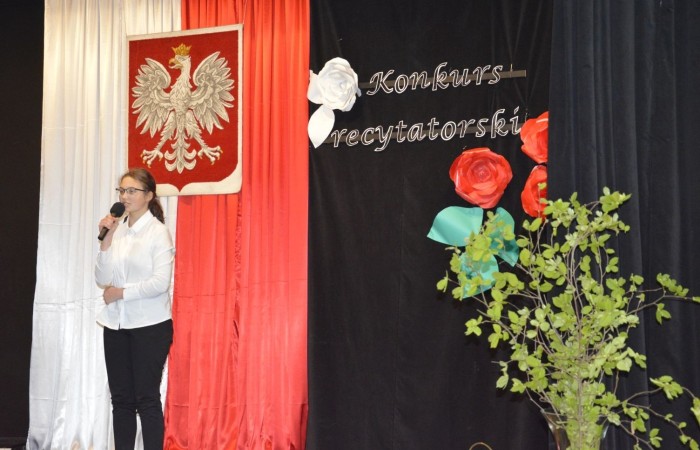 Konkurs rozpoczął występ zdolnych i uroczych dziewczynek z klasy czwartej, które pod kierunkiem p. Iwony Matukiewicz przygotowały na ten dzień poezję śpiewaną znanej polskiej wokalistki Sannah ,,Nic dwa razy się nie zdarza”.

Następnie, na tle przygotowanej przez p. Iwonę Matukiewicz scenografii, ze sceny popłynęły dziecięce wiersze Jana Brzechwy w wykonaniu najmłodszych recytatorów z klas IV. Uczniowie klas V zaprezentowali bajki Ignacego Krasickiego, natomiast uczniowie klas VI recytowali fraszki Jana Kochanowskiego. Klasy VII przypomniały wszystkim widzom utwory A. Mickiewicza oraz Cypriana Norwida. Najstarsi uczestnicy konkursu wygłosili z pamięci fragmenty ,,Pana Tadeusza” Adama Mickiewicza.