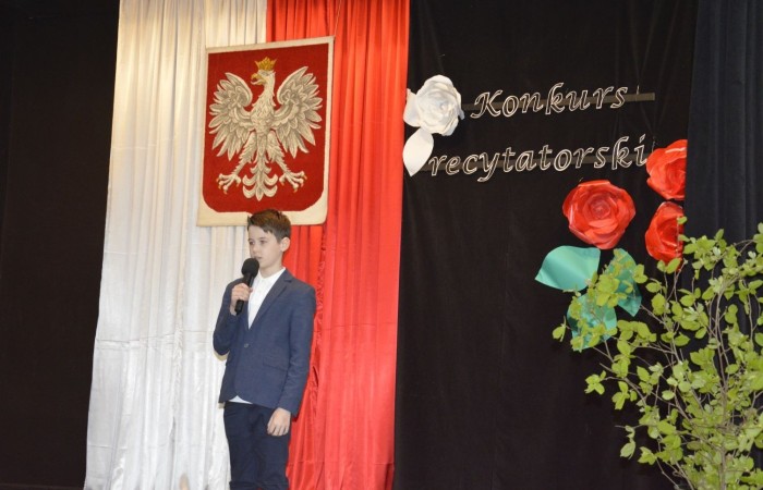 Konkurs rozpoczął występ zdolnych i uroczych dziewczynek z klasy czwartej, które pod kierunkiem p. Iwony Matukiewicz przygotowały na ten dzień poezję śpiewaną znanej polskiej wokalistki Sannah ,,Nic dwa razy się nie zdarza”.

Następnie, na tle przygotowanej przez p. Iwonę Matukiewicz scenografii, ze sceny popłynęły dziecięce wiersze Jana Brzechwy w wykonaniu najmłodszych recytatorów z klas IV. Uczniowie klas V zaprezentowali bajki Ignacego Krasickiego, natomiast uczniowie klas VI recytowali fraszki Jana Kochanowskiego. Klasy VII przypomniały wszystkim widzom utwory A. Mickiewicza oraz Cypriana Norwida. Najstarsi uczestnicy konkursu wygłosili z pamięci fragmenty ,,Pana Tadeusza” Adama Mickiewicza.
