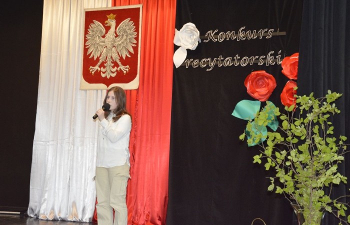 Konkurs rozpoczął występ zdolnych i uroczych dziewczynek z klasy czwartej, które pod kierunkiem p. Iwony Matukiewicz przygotowały na ten dzień poezję śpiewaną znanej polskiej wokalistki Sannah ,,Nic dwa razy się nie zdarza”.

Następnie, na tle przygotowanej przez p. Iwonę Matukiewicz scenografii, ze sceny popłynęły dziecięce wiersze Jana Brzechwy w wykonaniu najmłodszych recytatorów z klas IV. Uczniowie klas V zaprezentowali bajki Ignacego Krasickiego, natomiast uczniowie klas VI recytowali fraszki Jana Kochanowskiego. Klasy VII przypomniały wszystkim widzom utwory A. Mickiewicza oraz Cypriana Norwida. Najstarsi uczestnicy konkursu wygłosili z pamięci fragmenty ,,Pana Tadeusza” Adama Mickiewicza.