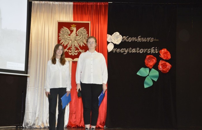Konkurs rozpoczął występ zdolnych i uroczych dziewczynek z klasy czwartej, które pod kierunkiem p. Iwony Matukiewicz przygotowały na ten dzień poezję śpiewaną znanej polskiej wokalistki Sannah ,,Nic dwa razy się nie zdarza”.

Następnie, na tle przygotowanej przez p. Iwonę Matukiewicz scenografii, ze sceny popłynęły dziecięce wiersze Jana Brzechwy w wykonaniu najmłodszych recytatorów z klas IV. Uczniowie klas V zaprezentowali bajki Ignacego Krasickiego, natomiast uczniowie klas VI recytowali fraszki Jana Kochanowskiego. Klasy VII przypomniały wszystkim widzom utwory A. Mickiewicza oraz Cypriana Norwida. Najstarsi uczestnicy konkursu wygłosili z pamięci fragmenty ,,Pana Tadeusza” Adama Mickiewicza.