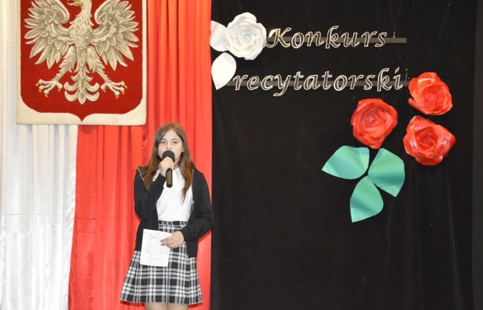 Konkurs rozpoczął występ zdolnych i uroczych dziewczynek z klasy czwartej, które pod kierunkiem p. Iwony Matukiewicz przygotowały na ten dzień poezję śpiewaną znanej polskiej wokalistki Sannah ,,Nic dwa razy się nie zdarza”.

Następnie, na tle przygotowanej przez p. Iwonę Matukiewicz scenografii, ze sceny popłynęły dziecięce wiersze Jana Brzechwy w wykonaniu najmłodszych recytatorów z klas IV. Uczniowie klas V zaprezentowali bajki Ignacego Krasickiego, natomiast uczniowie klas VI recytowali fraszki Jana Kochanowskiego. Klasy VII przypomniały wszystkim widzom utwory A. Mickiewicza oraz Cypriana Norwida. Najstarsi uczestnicy konkursu wygłosili z pamięci fragmenty ,,Pana Tadeusza” Adama Mickiewicza.