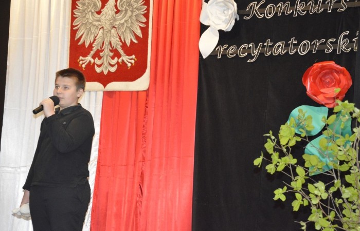 Konkurs rozpoczął występ zdolnych i uroczych dziewczynek z klasy czwartej, które pod kierunkiem p. Iwony Matukiewicz przygotowały na ten dzień poezję śpiewaną znanej polskiej wokalistki Sannah ,,Nic dwa razy się nie zdarza”.

Następnie, na tle przygotowanej przez p. Iwonę Matukiewicz scenografii, ze sceny popłynęły dziecięce wiersze Jana Brzechwy w wykonaniu najmłodszych recytatorów z klas IV. Uczniowie klas V zaprezentowali bajki Ignacego Krasickiego, natomiast uczniowie klas VI recytowali fraszki Jana Kochanowskiego. Klasy VII przypomniały wszystkim widzom utwory A. Mickiewicza oraz Cypriana Norwida. Najstarsi uczestnicy konkursu wygłosili z pamięci fragmenty ,,Pana Tadeusza” Adama Mickiewicza.