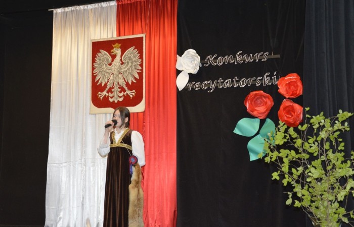 Konkurs rozpoczął występ zdolnych i uroczych dziewczynek z klasy czwartej, które pod kierunkiem p. Iwony Matukiewicz przygotowały na ten dzień poezję śpiewaną znanej polskiej wokalistki Sannah ,,Nic dwa razy się nie zdarza”.

Następnie, na tle przygotowanej przez p. Iwonę Matukiewicz scenografii, ze sceny popłynęły dziecięce wiersze Jana Brzechwy w wykonaniu najmłodszych recytatorów z klas IV. Uczniowie klas V zaprezentowali bajki Ignacego Krasickiego, natomiast uczniowie klas VI recytowali fraszki Jana Kochanowskiego. Klasy VII przypomniały wszystkim widzom utwory A. Mickiewicza oraz Cypriana Norwida. Najstarsi uczestnicy konkursu wygłosili z pamięci fragmenty ,,Pana Tadeusza” Adama Mickiewicza.