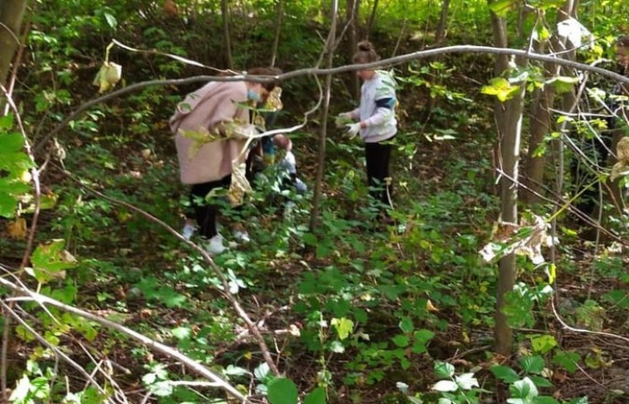 „Myślę, więc nie śmiecę” to hasło tegorocznej akcji „Sprzątanie Świata – Polska”. Akcja, która zainicjowana została w Australii, odbyła się w Polsce już po raz 28. W Szkole Podstawowej nr 2 wzięli w niej udział uczniowie klas siódmych i ósmych. W poniedziałek, 20 września, pod opieką koordynatorów akcji: pani Doroty Andrzejewicz i pani Ewy Sidor, zaopatrzeni w rękawiczki i worki na śmieci dostarczone z Urzędu Miasta i Gminy w Pasłęku, wyruszyli aby zebrać śmieci z terenu wokół szkoły i terenów przylegających do niej. Uczniowie z wielkim zaangażowaniem przystąpili do oczyszczania wyznaczonych rewirów. Zebrali blisko 30 worków śmieci. Wrócili do szkoły zmęczeni, ale z poczuciem dobrze wykonanej, pożytecznej pracy.