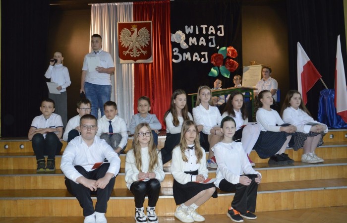 28 kwietnia odbyła się uroczysta akademia z okazji 232 rocznicy uchwalenia Konstytucji 3 Maja, pierwszej w Europie i drugiej na świecie ustawy, która regulowała system prawny naszego państwa, wprowadzając ustrój monarchii konstytucyjnej. Choć obowiązywała zaledwie przez 14 miesięcy, była próbą ratowania suwerenności, zagrożonej wówczas agresją sąsiadów, Polski.
   W apelu wzięli udział uczniowie z klas IV-VIII , którzy tego dnia przyszli do szkoły w galowym stroju. Uroczystość rozpoczęto odśpiewaniem hymnu narodowego. Następnie młodzi aktorzy z klas Va i Vb wcielili się w role, by przybliżyć nam to, co stanowi nieodłączny element naszej tożsamości narodowej - czyny Wielkich Polaków i ich znaczenie dla przyszłości kraju. Mimo podniosłego nastroju, znalazło się także miejsce na odrobinę humoru.
   Spotkanie to było doskonałą lekcją historii, dla starszych uczniów powtórką najważniejszych wydarzeń z  przeszłości naszej Ojczyzny, dla młodszych wprowadzeniem w świat zawiłych losów minionych pokoleń Polaków. Całość przedstawienia uświetniły pieśni patriotyczne przygotowane przez p. I. Matukiewicz.