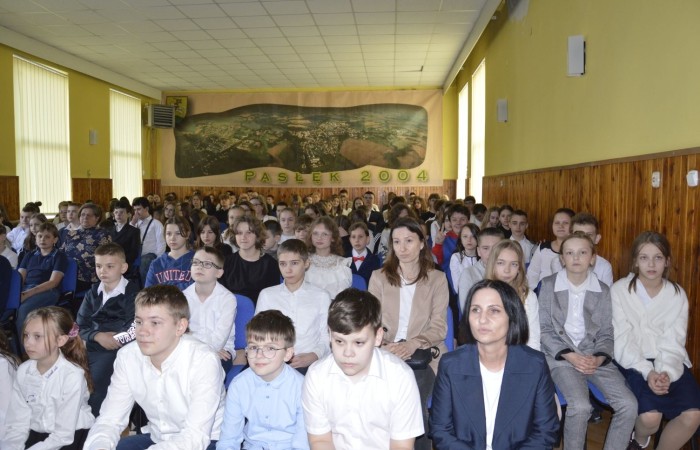 28 kwietnia odbyła się uroczysta akademia z okazji 232 rocznicy uchwalenia Konstytucji 3 Maja, pierwszej w Europie i drugiej na świecie ustawy, która regulowała system prawny naszego państwa, wprowadzając ustrój monarchii konstytucyjnej. Choć obowiązywała zaledwie przez 14 miesięcy, była próbą ratowania suwerenności, zagrożonej wówczas agresją sąsiadów, Polski.
   W apelu wzięli udział uczniowie z klas IV-VIII , którzy tego dnia przyszli do szkoły w galowym stroju. Uroczystość rozpoczęto odśpiewaniem hymnu narodowego. Następnie młodzi aktorzy z klas Va i Vb wcielili się w role, by przybliżyć nam to, co stanowi nieodłączny element naszej tożsamości narodowej - czyny Wielkich Polaków i ich znaczenie dla przyszłości kraju. Mimo podniosłego nastroju, znalazło się także miejsce na odrobinę humoru.
   Spotkanie to było doskonałą lekcją historii, dla starszych uczniów powtórką najważniejszych wydarzeń z  przeszłości naszej Ojczyzny, dla młodszych wprowadzeniem w świat zawiłych losów minionych pokoleń Polaków. Całość przedstawienia uświetniły pieśni patriotyczne przygotowane przez p. I. Matukiewicz.