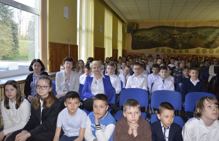 28 kwietnia odbyła się uroczysta akademia z okazji 232 rocznicy uchwalenia Konstytucji 3 Maja, pierwszej w Europie i drugiej na świecie ustawy, która regulowała system prawny naszego państwa, wprowadzając ustrój monarchii konstytucyjnej. Choć obowiązywała zaledwie przez 14 miesięcy, była próbą ratowania suwerenności, zagrożonej wówczas agresją sąsiadów, Polski.
   W apelu wzięli udział uczniowie z klas IV-VIII , którzy tego dnia przyszli do szkoły w galowym stroju. Uroczystość rozpoczęto odśpiewaniem hymnu narodowego. Następnie młodzi aktorzy z klas Va i Vb wcielili się w role, by przybliżyć nam to, co stanowi nieodłączny element naszej tożsamości narodowej - czyny Wielkich Polaków i ich znaczenie dla przyszłości kraju. Mimo podniosłego nastroju, znalazło się także miejsce na odrobinę humoru.
   Spotkanie to było doskonałą lekcją historii, dla starszych uczniów powtórką najważniejszych wydarzeń z  przeszłości naszej Ojczyzny, dla młodszych wprowadzeniem w świat zawiłych losów minionych pokoleń Polaków. Całość przedstawienia uświetniły pieśni patriotyczne przygotowane przez p. I. Matukiewicz.