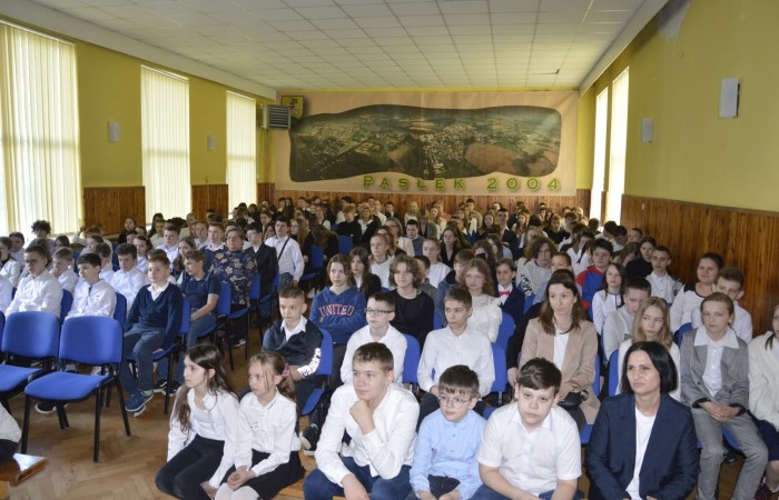 28 kwietnia odbyła się uroczysta akademia z okazji 232 rocznicy uchwalenia Konstytucji 3 Maja, pierwszej w Europie i drugiej na świecie ustawy, która regulowała system prawny naszego państwa, wprowadzając ustrój monarchii konstytucyjnej. Choć obowiązywała zaledwie przez 14 miesięcy, była próbą ratowania suwerenności, zagrożonej wówczas agresją sąsiadów, Polski.
   W apelu wzięli udział uczniowie z klas IV-VIII , którzy tego dnia przyszli do szkoły w galowym stroju. Uroczystość rozpoczęto odśpiewaniem hymnu narodowego. Następnie młodzi aktorzy z klas Va i Vb wcielili się w role, by przybliżyć nam to, co stanowi nieodłączny element naszej tożsamości narodowej - czyny Wielkich Polaków i ich znaczenie dla przyszłości kraju. Mimo podniosłego nastroju, znalazło się także miejsce na odrobinę humoru.
   Spotkanie to było doskonałą lekcją historii, dla starszych uczniów powtórką najważniejszych wydarzeń z  przeszłości naszej Ojczyzny, dla młodszych wprowadzeniem w świat zawiłych losów minionych pokoleń Polaków. Całość przedstawienia uświetniły pieśni patriotyczne przygotowane przez p. I. Matukiewicz.