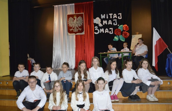 28 kwietnia odbyła się uroczysta akademia z okazji 232 rocznicy uchwalenia Konstytucji 3 Maja, pierwszej w Europie i drugiej na świecie ustawy, która regulowała system prawny naszego państwa, wprowadzając ustrój monarchii konstytucyjnej. Choć obowiązywała zaledwie przez 14 miesięcy, była próbą ratowania suwerenności, zagrożonej wówczas agresją sąsiadów, Polski.
   W apelu wzięli udział uczniowie z klas IV-VIII , którzy tego dnia przyszli do szkoły w galowym stroju. Uroczystość rozpoczęto odśpiewaniem hymnu narodowego. Następnie młodzi aktorzy z klas Va i Vb wcielili się w role, by przybliżyć nam to, co stanowi nieodłączny element naszej tożsamości narodowej - czyny Wielkich Polaków i ich znaczenie dla przyszłości kraju. Mimo podniosłego nastroju, znalazło się także miejsce na odrobinę humoru.
   Spotkanie to było doskonałą lekcją historii, dla starszych uczniów powtórką najważniejszych wydarzeń z  przeszłości naszej Ojczyzny, dla młodszych wprowadzeniem w świat zawiłych losów minionych pokoleń Polaków. Całość przedstawienia uświetniły pieśni patriotyczne przygotowane przez p. I. Matukiewicz.