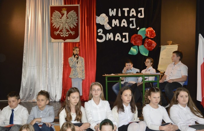 28 kwietnia odbyła się uroczysta akademia z okazji 232 rocznicy uchwalenia Konstytucji 3 Maja, pierwszej w Europie i drugiej na świecie ustawy, która regulowała system prawny naszego państwa, wprowadzając ustrój monarchii konstytucyjnej. Choć obowiązywała zaledwie przez 14 miesięcy, była próbą ratowania suwerenności, zagrożonej wówczas agresją sąsiadów, Polski.
   W apelu wzięli udział uczniowie z klas IV-VIII , którzy tego dnia przyszli do szkoły w galowym stroju. Uroczystość rozpoczęto odśpiewaniem hymnu narodowego. Następnie młodzi aktorzy z klas Va i Vb wcielili się w role, by przybliżyć nam to, co stanowi nieodłączny element naszej tożsamości narodowej - czyny Wielkich Polaków i ich znaczenie dla przyszłości kraju. Mimo podniosłego nastroju, znalazło się także miejsce na odrobinę humoru.
   Spotkanie to było doskonałą lekcją historii, dla starszych uczniów powtórką najważniejszych wydarzeń z  przeszłości naszej Ojczyzny, dla młodszych wprowadzeniem w świat zawiłych losów minionych pokoleń Polaków. Całość przedstawienia uświetniły pieśni patriotyczne przygotowane przez p. I. Matukiewicz.