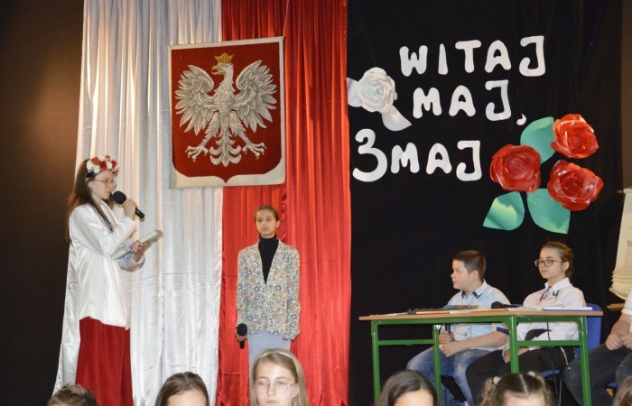 28 kwietnia odbyła się uroczysta akademia z okazji 232 rocznicy uchwalenia Konstytucji 3 Maja, pierwszej w Europie i drugiej na świecie ustawy, która regulowała system prawny naszego państwa, wprowadzając ustrój monarchii konstytucyjnej. Choć obowiązywała zaledwie przez 14 miesięcy, była próbą ratowania suwerenności, zagrożonej wówczas agresją sąsiadów, Polski.
   W apelu wzięli udział uczniowie z klas IV-VIII , którzy tego dnia przyszli do szkoły w galowym stroju. Uroczystość rozpoczęto odśpiewaniem hymnu narodowego. Następnie młodzi aktorzy z klas Va i Vb wcielili się w role, by przybliżyć nam to, co stanowi nieodłączny element naszej tożsamości narodowej - czyny Wielkich Polaków i ich znaczenie dla przyszłości kraju. Mimo podniosłego nastroju, znalazło się także miejsce na odrobinę humoru.
   Spotkanie to było doskonałą lekcją historii, dla starszych uczniów powtórką najważniejszych wydarzeń z  przeszłości naszej Ojczyzny, dla młodszych wprowadzeniem w świat zawiłych losów minionych pokoleń Polaków. Całość przedstawienia uświetniły pieśni patriotyczne przygotowane przez p. I. Matukiewicz.