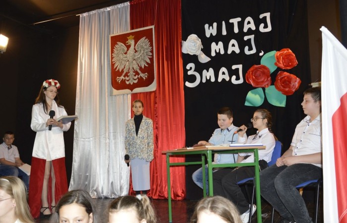 28 kwietnia odbyła się uroczysta akademia z okazji 232 rocznicy uchwalenia Konstytucji 3 Maja, pierwszej w Europie i drugiej na świecie ustawy, która regulowała system prawny naszego państwa, wprowadzając ustrój monarchii konstytucyjnej. Choć obowiązywała zaledwie przez 14 miesięcy, była próbą ratowania suwerenności, zagrożonej wówczas agresją sąsiadów, Polski.
   W apelu wzięli udział uczniowie z klas IV-VIII , którzy tego dnia przyszli do szkoły w galowym stroju. Uroczystość rozpoczęto odśpiewaniem hymnu narodowego. Następnie młodzi aktorzy z klas Va i Vb wcielili się w role, by przybliżyć nam to, co stanowi nieodłączny element naszej tożsamości narodowej - czyny Wielkich Polaków i ich znaczenie dla przyszłości kraju. Mimo podniosłego nastroju, znalazło się także miejsce na odrobinę humoru.
   Spotkanie to było doskonałą lekcją historii, dla starszych uczniów powtórką najważniejszych wydarzeń z  przeszłości naszej Ojczyzny, dla młodszych wprowadzeniem w świat zawiłych losów minionych pokoleń Polaków. Całość przedstawienia uświetniły pieśni patriotyczne przygotowane przez p. I. Matukiewicz.