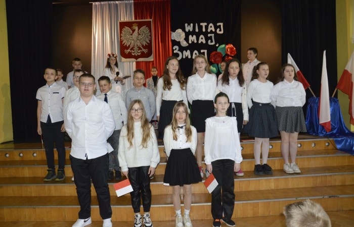 28 kwietnia odbyła się uroczysta akademia z okazji 232 rocznicy uchwalenia Konstytucji 3 Maja, pierwszej w Europie i drugiej na świecie ustawy, która regulowała system prawny naszego państwa, wprowadzając ustrój monarchii konstytucyjnej. Choć obowiązywała zaledwie przez 14 miesięcy, była próbą ratowania suwerenności, zagrożonej wówczas agresją sąsiadów, Polski.
   W apelu wzięli udział uczniowie z klas IV-VIII , którzy tego dnia przyszli do szkoły w galowym stroju. Uroczystość rozpoczęto odśpiewaniem hymnu narodowego. Następnie młodzi aktorzy z klas Va i Vb wcielili się w role, by przybliżyć nam to, co stanowi nieodłączny element naszej tożsamości narodowej - czyny Wielkich Polaków i ich znaczenie dla przyszłości kraju. Mimo podniosłego nastroju, znalazło się także miejsce na odrobinę humoru.
   Spotkanie to było doskonałą lekcją historii, dla starszych uczniów powtórką najważniejszych wydarzeń z  przeszłości naszej Ojczyzny, dla młodszych wprowadzeniem w świat zawiłych losów minionych pokoleń Polaków. Całość przedstawienia uświetniły pieśni patriotyczne przygotowane przez p. I. Matukiewicz.
