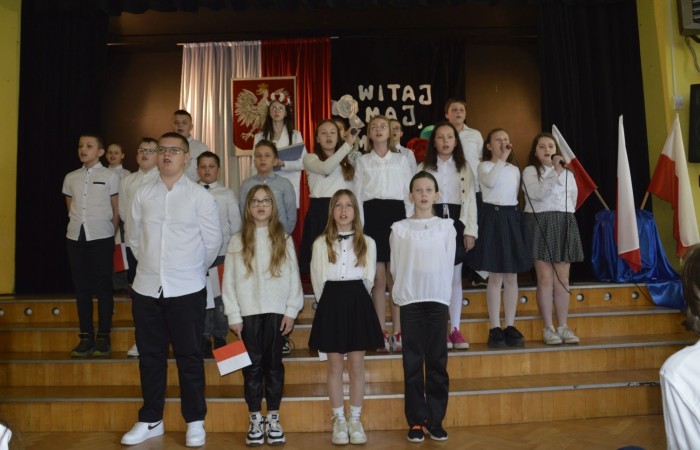 28 kwietnia odbyła się uroczysta akademia z okazji 232 rocznicy uchwalenia Konstytucji 3 Maja, pierwszej w Europie i drugiej na świecie ustawy, która regulowała system prawny naszego państwa, wprowadzając ustrój monarchii konstytucyjnej. Choć obowiązywała zaledwie przez 14 miesięcy, była próbą ratowania suwerenności, zagrożonej wówczas agresją sąsiadów, Polski.
   W apelu wzięli udział uczniowie z klas IV-VIII , którzy tego dnia przyszli do szkoły w galowym stroju. Uroczystość rozpoczęto odśpiewaniem hymnu narodowego. Następnie młodzi aktorzy z klas Va i Vb wcielili się w role, by przybliżyć nam to, co stanowi nieodłączny element naszej tożsamości narodowej - czyny Wielkich Polaków i ich znaczenie dla przyszłości kraju. Mimo podniosłego nastroju, znalazło się także miejsce na odrobinę humoru.
   Spotkanie to było doskonałą lekcją historii, dla starszych uczniów powtórką najważniejszych wydarzeń z  przeszłości naszej Ojczyzny, dla młodszych wprowadzeniem w świat zawiłych losów minionych pokoleń Polaków. Całość przedstawienia uświetniły pieśni patriotyczne przygotowane przez p. I. Matukiewicz.
