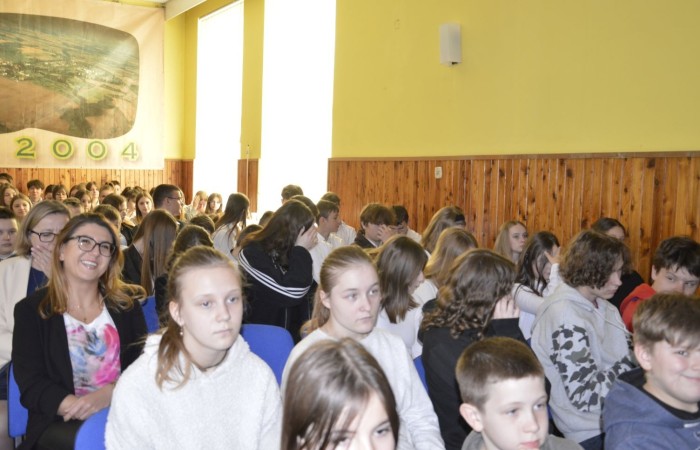 28 kwietnia odbyła się uroczysta akademia z okazji 232 rocznicy uchwalenia Konstytucji 3 Maja, pierwszej w Europie i drugiej na świecie ustawy, która regulowała system prawny naszego państwa, wprowadzając ustrój monarchii konstytucyjnej. Choć obowiązywała zaledwie przez 14 miesięcy, była próbą ratowania suwerenności, zagrożonej wówczas agresją sąsiadów, Polski.
   W apelu wzięli udział uczniowie z klas IV-VIII , którzy tego dnia przyszli do szkoły w galowym stroju. Uroczystość rozpoczęto odśpiewaniem hymnu narodowego. Następnie młodzi aktorzy z klas Va i Vb wcielili się w role, by przybliżyć nam to, co stanowi nieodłączny element naszej tożsamości narodowej - czyny Wielkich Polaków i ich znaczenie dla przyszłości kraju. Mimo podniosłego nastroju, znalazło się także miejsce na odrobinę humoru.
   Spotkanie to było doskonałą lekcją historii, dla starszych uczniów powtórką najważniejszych wydarzeń z  przeszłości naszej Ojczyzny, dla młodszych wprowadzeniem w świat zawiłych losów minionych pokoleń Polaków. Całość przedstawienia uświetniły pieśni patriotyczne przygotowane przez p. I. Matukiewicz.