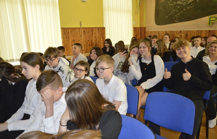 28 kwietnia odbyła się uroczysta akademia z okazji 232 rocznicy uchwalenia Konstytucji 3 Maja, pierwszej w Europie i drugiej na świecie ustawy, która regulowała system prawny naszego państwa, wprowadzając ustrój monarchii konstytucyjnej. Choć obowiązywała zaledwie przez 14 miesięcy, była próbą ratowania suwerenności, zagrożonej wówczas agresją sąsiadów, Polski.
   W apelu wzięli udział uczniowie z klas IV-VIII , którzy tego dnia przyszli do szkoły w galowym stroju. Uroczystość rozpoczęto odśpiewaniem hymnu narodowego. Następnie młodzi aktorzy z klas Va i Vb wcielili się w role, by przybliżyć nam to, co stanowi nieodłączny element naszej tożsamości narodowej - czyny Wielkich Polaków i ich znaczenie dla przyszłości kraju. Mimo podniosłego nastroju, znalazło się także miejsce na odrobinę humoru.
   Spotkanie to było doskonałą lekcją historii, dla starszych uczniów powtórką najważniejszych wydarzeń z  przeszłości naszej Ojczyzny, dla młodszych wprowadzeniem w świat zawiłych losów minionych pokoleń Polaków. Całość przedstawienia uświetniły pieśni patriotyczne przygotowane przez p. I. Matukiewicz.