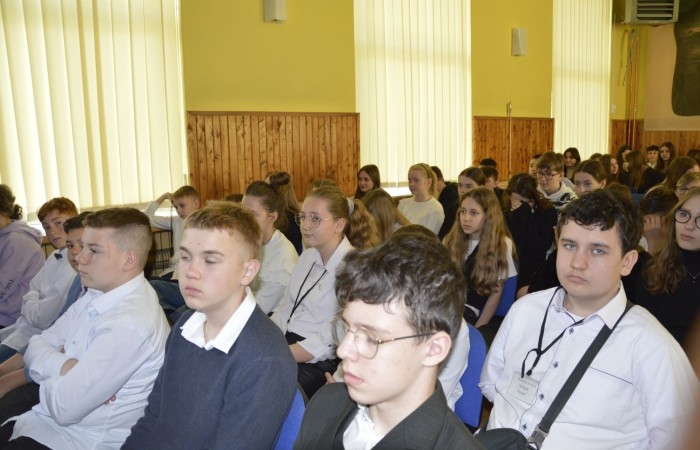 28 kwietnia odbyła się uroczysta akademia z okazji 232 rocznicy uchwalenia Konstytucji 3 Maja, pierwszej w Europie i drugiej na świecie ustawy, która regulowała system prawny naszego państwa, wprowadzając ustrój monarchii konstytucyjnej. Choć obowiązywała zaledwie przez 14 miesięcy, była próbą ratowania suwerenności, zagrożonej wówczas agresją sąsiadów, Polski.
   W apelu wzięli udział uczniowie z klas IV-VIII , którzy tego dnia przyszli do szkoły w galowym stroju. Uroczystość rozpoczęto odśpiewaniem hymnu narodowego. Następnie młodzi aktorzy z klas Va i Vb wcielili się w role, by przybliżyć nam to, co stanowi nieodłączny element naszej tożsamości narodowej - czyny Wielkich Polaków i ich znaczenie dla przyszłości kraju. Mimo podniosłego nastroju, znalazło się także miejsce na odrobinę humoru.
   Spotkanie to było doskonałą lekcją historii, dla starszych uczniów powtórką najważniejszych wydarzeń z  przeszłości naszej Ojczyzny, dla młodszych wprowadzeniem w świat zawiłych losów minionych pokoleń Polaków. Całość przedstawienia uświetniły pieśni patriotyczne przygotowane przez p. I. Matukiewicz.