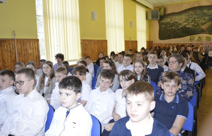 28 kwietnia odbyła się uroczysta akademia z okazji 232 rocznicy uchwalenia Konstytucji 3 Maja, pierwszej w Europie i drugiej na świecie ustawy, która regulowała system prawny naszego państwa, wprowadzając ustrój monarchii konstytucyjnej. Choć obowiązywała zaledwie przez 14 miesięcy, była próbą ratowania suwerenności, zagrożonej wówczas agresją sąsiadów, Polski.
   W apelu wzięli udział uczniowie z klas IV-VIII , którzy tego dnia przyszli do szkoły w galowym stroju. Uroczystość rozpoczęto odśpiewaniem hymnu narodowego. Następnie młodzi aktorzy z klas Va i Vb wcielili się w role, by przybliżyć nam to, co stanowi nieodłączny element naszej tożsamości narodowej - czyny Wielkich Polaków i ich znaczenie dla przyszłości kraju. Mimo podniosłego nastroju, znalazło się także miejsce na odrobinę humoru.
   Spotkanie to było doskonałą lekcją historii, dla starszych uczniów powtórką najważniejszych wydarzeń z  przeszłości naszej Ojczyzny, dla młodszych wprowadzeniem w świat zawiłych losów minionych pokoleń Polaków. Całość przedstawienia uświetniły pieśni patriotyczne przygotowane przez p. I. Matukiewicz.