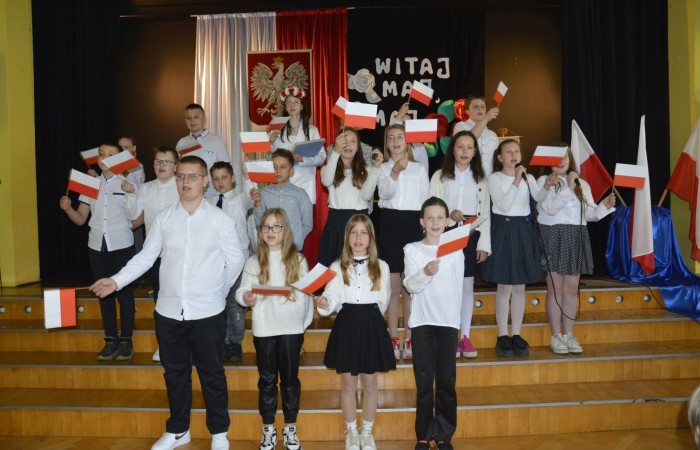 28 kwietnia odbyła się uroczysta akademia z okazji 232 rocznicy uchwalenia Konstytucji 3 Maja, pierwszej w Europie i drugiej na świecie ustawy, która regulowała system prawny naszego państwa, wprowadzając ustrój monarchii konstytucyjnej. Choć obowiązywała zaledwie przez 14 miesięcy, była próbą ratowania suwerenności, zagrożonej wówczas agresją sąsiadów, Polski.
   W apelu wzięli udział uczniowie z klas IV-VIII , którzy tego dnia przyszli do szkoły w galowym stroju. Uroczystość rozpoczęto odśpiewaniem hymnu narodowego. Następnie młodzi aktorzy z klas Va i Vb wcielili się w role, by przybliżyć nam to, co stanowi nieodłączny element naszej tożsamości narodowej - czyny Wielkich Polaków i ich znaczenie dla przyszłości kraju. Mimo podniosłego nastroju, znalazło się także miejsce na odrobinę humoru.
   Spotkanie to było doskonałą lekcją historii, dla starszych uczniów powtórką najważniejszych wydarzeń z  przeszłości naszej Ojczyzny, dla młodszych wprowadzeniem w świat zawiłych losów minionych pokoleń Polaków. Całość przedstawienia uświetniły pieśni patriotyczne przygotowane przez p. I. Matukiewicz.