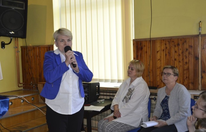 28 kwietnia odbyła się uroczysta akademia z okazji 232 rocznicy uchwalenia Konstytucji 3 Maja, pierwszej w Europie i drugiej na świecie ustawy, która regulowała system prawny naszego państwa, wprowadzając ustrój monarchii konstytucyjnej. Choć obowiązywała zaledwie przez 14 miesięcy, była próbą ratowania suwerenności, zagrożonej wówczas agresją sąsiadów, Polski.
   W apelu wzięli udział uczniowie z klas IV-VIII , którzy tego dnia przyszli do szkoły w galowym stroju. Uroczystość rozpoczęto odśpiewaniem hymnu narodowego. Następnie młodzi aktorzy z klas Va i Vb wcielili się w role, by przybliżyć nam to, co stanowi nieodłączny element naszej tożsamości narodowej - czyny Wielkich Polaków i ich znaczenie dla przyszłości kraju. Mimo podniosłego nastroju, znalazło się także miejsce na odrobinę humoru.
   Spotkanie to było doskonałą lekcją historii, dla starszych uczniów powtórką najważniejszych wydarzeń z  przeszłości naszej Ojczyzny, dla młodszych wprowadzeniem w świat zawiłych losów minionych pokoleń Polaków. Całość przedstawienia uświetniły pieśni patriotyczne przygotowane przez p. I. Matukiewicz.