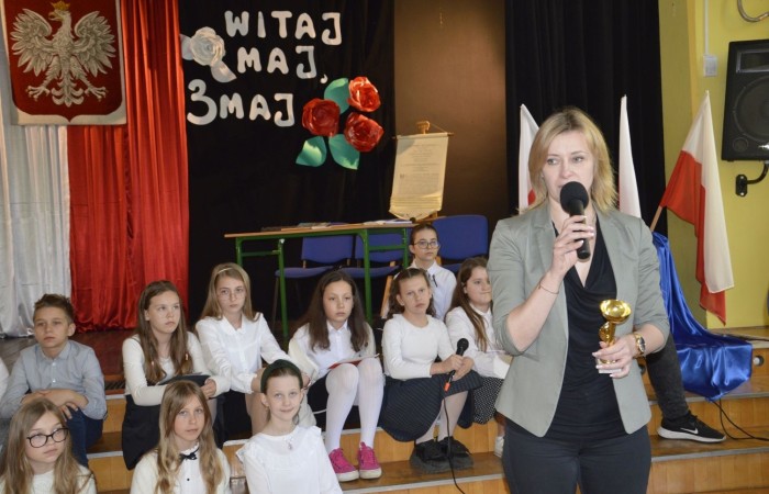 28 kwietnia odbyła się uroczysta akademia z okazji 232 rocznicy uchwalenia Konstytucji 3 Maja, pierwszej w Europie i drugiej na świecie ustawy, która regulowała system prawny naszego państwa, wprowadzając ustrój monarchii konstytucyjnej. Choć obowiązywała zaledwie przez 14 miesięcy, była próbą ratowania suwerenności, zagrożonej wówczas agresją sąsiadów, Polski.
   W apelu wzięli udział uczniowie z klas IV-VIII , którzy tego dnia przyszli do szkoły w galowym stroju. Uroczystość rozpoczęto odśpiewaniem hymnu narodowego. Następnie młodzi aktorzy z klas Va i Vb wcielili się w role, by przybliżyć nam to, co stanowi nieodłączny element naszej tożsamości narodowej - czyny Wielkich Polaków i ich znaczenie dla przyszłości kraju. Mimo podniosłego nastroju, znalazło się także miejsce na odrobinę humoru.
   Spotkanie to było doskonałą lekcją historii, dla starszych uczniów powtórką najważniejszych wydarzeń z  przeszłości naszej Ojczyzny, dla młodszych wprowadzeniem w świat zawiłych losów minionych pokoleń Polaków. Całość przedstawienia uświetniły pieśni patriotyczne przygotowane przez p. I. Matukiewicz.