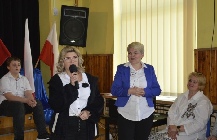 28 kwietnia odbyła się uroczysta akademia z okazji 232 rocznicy uchwalenia Konstytucji 3 Maja, pierwszej w Europie i drugiej na świecie ustawy, która regulowała system prawny naszego państwa, wprowadzając ustrój monarchii konstytucyjnej. Choć obowiązywała zaledwie przez 14 miesięcy, była próbą ratowania suwerenności, zagrożonej wówczas agresją sąsiadów, Polski.
   W apelu wzięli udział uczniowie z klas IV-VIII , którzy tego dnia przyszli do szkoły w galowym stroju. Uroczystość rozpoczęto odśpiewaniem hymnu narodowego. Następnie młodzi aktorzy z klas Va i Vb wcielili się w role, by przybliżyć nam to, co stanowi nieodłączny element naszej tożsamości narodowej - czyny Wielkich Polaków i ich znaczenie dla przyszłości kraju. Mimo podniosłego nastroju, znalazło się także miejsce na odrobinę humoru.
   Spotkanie to było doskonałą lekcją historii, dla starszych uczniów powtórką najważniejszych wydarzeń z  przeszłości naszej Ojczyzny, dla młodszych wprowadzeniem w świat zawiłych losów minionych pokoleń Polaków. Całość przedstawienia uświetniły pieśni patriotyczne przygotowane przez p. I. Matukiewicz.