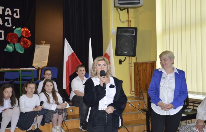 28 kwietnia odbyła się uroczysta akademia z okazji 232 rocznicy uchwalenia Konstytucji 3 Maja, pierwszej w Europie i drugiej na świecie ustawy, która regulowała system prawny naszego państwa, wprowadzając ustrój monarchii konstytucyjnej. Choć obowiązywała zaledwie przez 14 miesięcy, była próbą ratowania suwerenności, zagrożonej wówczas agresją sąsiadów, Polski.
   W apelu wzięli udział uczniowie z klas IV-VIII , którzy tego dnia przyszli do szkoły w galowym stroju. Uroczystość rozpoczęto odśpiewaniem hymnu narodowego. Następnie młodzi aktorzy z klas Va i Vb wcielili się w role, by przybliżyć nam to, co stanowi nieodłączny element naszej tożsamości narodowej - czyny Wielkich Polaków i ich znaczenie dla przyszłości kraju. Mimo podniosłego nastroju, znalazło się także miejsce na odrobinę humoru.
   Spotkanie to było doskonałą lekcją historii, dla starszych uczniów powtórką najważniejszych wydarzeń z  przeszłości naszej Ojczyzny, dla młodszych wprowadzeniem w świat zawiłych losów minionych pokoleń Polaków. Całość przedstawienia uświetniły pieśni patriotyczne przygotowane przez p. I. Matukiewicz.