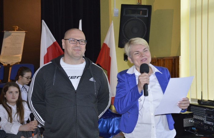 28 kwietnia odbyła się uroczysta akademia z okazji 232 rocznicy uchwalenia Konstytucji 3 Maja, pierwszej w Europie i drugiej na świecie ustawy, która regulowała system prawny naszego państwa, wprowadzając ustrój monarchii konstytucyjnej. Choć obowiązywała zaledwie przez 14 miesięcy, była próbą ratowania suwerenności, zagrożonej wówczas agresją sąsiadów, Polski.
   W apelu wzięli udział uczniowie z klas IV-VIII , którzy tego dnia przyszli do szkoły w galowym stroju. Uroczystość rozpoczęto odśpiewaniem hymnu narodowego. Następnie młodzi aktorzy z klas Va i Vb wcielili się w role, by przybliżyć nam to, co stanowi nieodłączny element naszej tożsamości narodowej - czyny Wielkich Polaków i ich znaczenie dla przyszłości kraju. Mimo podniosłego nastroju, znalazło się także miejsce na odrobinę humoru.
   Spotkanie to było doskonałą lekcją historii, dla starszych uczniów powtórką najważniejszych wydarzeń z  przeszłości naszej Ojczyzny, dla młodszych wprowadzeniem w świat zawiłych losów minionych pokoleń Polaków. Całość przedstawienia uświetniły pieśni patriotyczne przygotowane przez p. I. Matukiewicz.