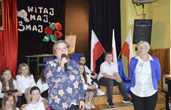 28 kwietnia odbyła się uroczysta akademia z okazji 232 rocznicy uchwalenia Konstytucji 3 Maja, pierwszej w Europie i drugiej na świecie ustawy, która regulowała system prawny naszego państwa, wprowadzając ustrój monarchii konstytucyjnej. Choć obowiązywała zaledwie przez 14 miesięcy, była próbą ratowania suwerenności, zagrożonej wówczas agresją sąsiadów, Polski.
   W apelu wzięli udział uczniowie z klas IV-VIII , którzy tego dnia przyszli do szkoły w galowym stroju. Uroczystość rozpoczęto odśpiewaniem hymnu narodowego. Następnie młodzi aktorzy z klas Va i Vb wcielili się w role, by przybliżyć nam to, co stanowi nieodłączny element naszej tożsamości narodowej - czyny Wielkich Polaków i ich znaczenie dla przyszłości kraju. Mimo podniosłego nastroju, znalazło się także miejsce na odrobinę humoru.
   Spotkanie to było doskonałą lekcją historii, dla starszych uczniów powtórką najważniejszych wydarzeń z  przeszłości naszej Ojczyzny, dla młodszych wprowadzeniem w świat zawiłych losów minionych pokoleń Polaków. Całość przedstawienia uświetniły pieśni patriotyczne przygotowane przez p. I. Matukiewicz.