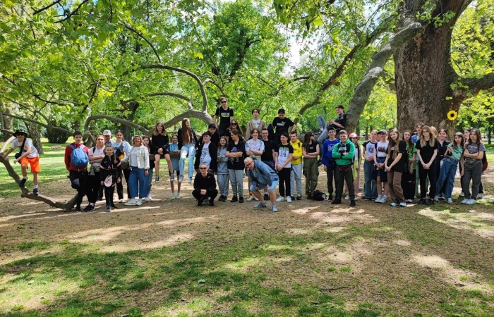 W dniach 7 maja – 11 maja 2023 r. klasa 7a razem z rówieśnikami ze Szkoły Podstawowej nr 3 w Pasłęku oraz ich opiekunami udała się na wycieczkę autokarową do Budapesztu.
Po nocnej podróży przez Czechy i Słowację uczestnicy wycieczki dotarli nad ranem na Plac Bohaterów, który należy do najważniejszych miejsc w stolicy Węgier. Tam spotkali się z przewodnikiem p. Ferencem Urbanem, który w interesujący sposób przedstawiał historię państwa węgierskiego i odkrywał tajemnice zabytków architektonicznych miasta.