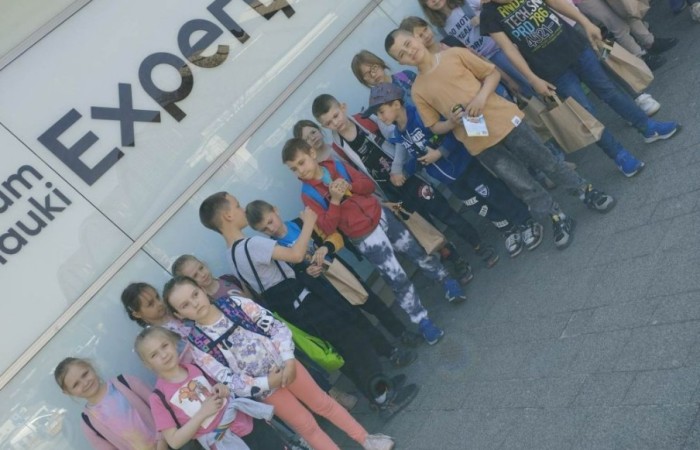 11 maja 2023 r. uczniowie klas Ia i Ib udali się na wycieczkę do Gdyni ,do Centrum Nauki Experyment. Spędziły tam aktywnie czas, gdzie dobra zabawa miała wymiar edukacyjny.
Wycieczka nie tylko zintegrowała grupę, lecz okazała się również znakomitą i ciekawą lekcją z wielu dziedzin nauki. Dzieci wróciły zadowolone i pełne wrażeń.