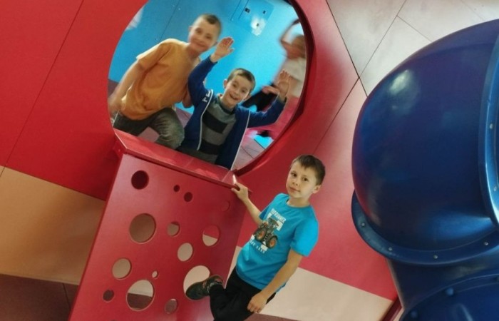 11 maja 2023 r. uczniowie klas Ia i Ib udali się na wycieczkę do Gdyni ,do Centrum Nauki Experyment. Spędziły tam aktywnie czas, gdzie dobra zabawa miała wymiar edukacyjny.
Wycieczka nie tylko zintegrowała grupę, lecz okazała się również znakomitą i ciekawą lekcją z wielu dziedzin nauki. Dzieci wróciły zadowolone i pełne wrażeń.