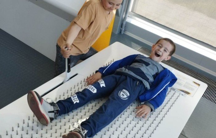 11 maja 2023 r. uczniowie klas Ia i Ib udali się na wycieczkę do Gdyni ,do Centrum Nauki Experyment. Spędziły tam aktywnie czas, gdzie dobra zabawa miała wymiar edukacyjny.
Wycieczka nie tylko zintegrowała grupę, lecz okazała się również znakomitą i ciekawą lekcją z wielu dziedzin nauki. Dzieci wróciły zadowolone i pełne wrażeń.