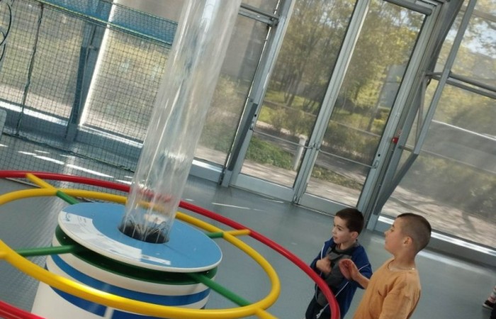 11 maja 2023 r. uczniowie klas Ia i Ib udali się na wycieczkę do Gdyni ,do Centrum Nauki Experyment. Spędziły tam aktywnie czas, gdzie dobra zabawa miała wymiar edukacyjny.
Wycieczka nie tylko zintegrowała grupę, lecz okazała się również znakomitą i ciekawą lekcją z wielu dziedzin nauki. Dzieci wróciły zadowolone i pełne wrażeń.