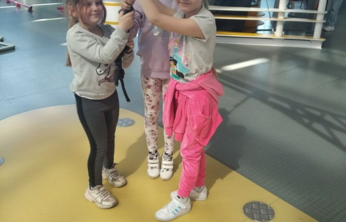 11 maja 2023 r. uczniowie klas Ia i Ib udali się na wycieczkę do Gdyni ,do Centrum Nauki Experyment. Spędziły tam aktywnie czas, gdzie dobra zabawa miała wymiar edukacyjny.
Wycieczka nie tylko zintegrowała grupę, lecz okazała się również znakomitą i ciekawą lekcją z wielu dziedzin nauki. Dzieci wróciły zadowolone i pełne wrażeń.