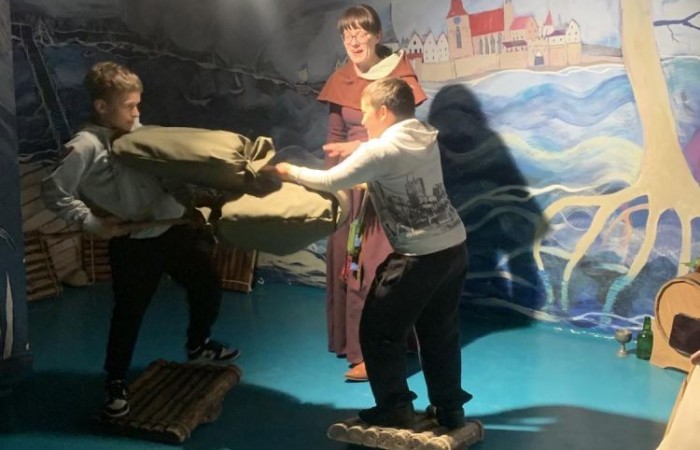 19 maja uczniowie klas 5a i 5b odwiedzili rodzinne miasto Mikołaja Kopernika. Zwiedzanie Torunia rozpoczęliśmy od Krzywej Wieży. Tutaj mogliśmy sprawdzić naszą prawość i uczciwość, gdyż według legendy tylko człowiek bez grzechu może utrzymać równowagę opierając się o jej ścianę. Następnie pan przewodnik oprowadził nas po Starym Mieście. Zobaczyliśmy dom i pomnik Mikołaja Kopernika, podziwialiśmy gotyckie kamienice, Bramę Klasztorną, Ratusz Staromiejski, Katedrę św. Jana Chrzciciela i św. Jana Ewangelisty. Poznaliśmy historię miasta i losy Mikołaja Kopernika. 
Kolejnym punktem programu było Żywe Muzeum Piernika. Pod okiem mistrza Dawida poznaliśmy rytuały związane z wypiekiem piernika. Własnoręcznie przygotowaliśmy ciasto i przy użyciu drewnianych form upiekliśmy pierniczki. Po warsztatach mieliśmy okazję zobaczyć manufakturę z początku XX wieku, maszyny służące do wypieku piernika, zabytkowy piec oraz kolekcję form woskowych.
Ostatnią atrakcją był Dom Legend Toruńskich. Tutaj nie tylko wysłuchaliśmy legend związanych z miastem, ale również sami mogliśmy wcielić się w ich bohaterów.
W drodze powrotnej zajechaliśmy do Grudziądza. Przeszliśmy Bramą Wodną na Stare Miasto i zrobiliśmy pamiątkową fotografię pod pomnikiem ułana i dziewczyny. 
To był udany dzień, pełen wrażeń. 